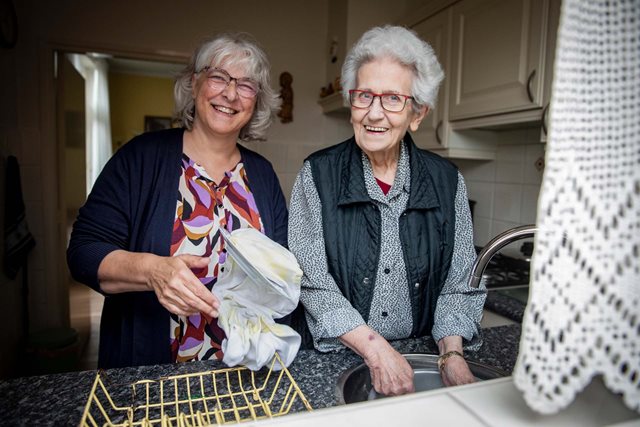 Van een spelletje spelen tot medicatie toedienen, het werk als helpende plus is veelzijdig