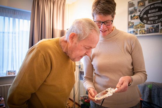 Vanzelfsprekend zorgt echtgenote Gerrie mee in Martinushof